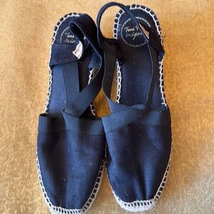 Size 39 (8.5) Toni Pons black espadrilles
